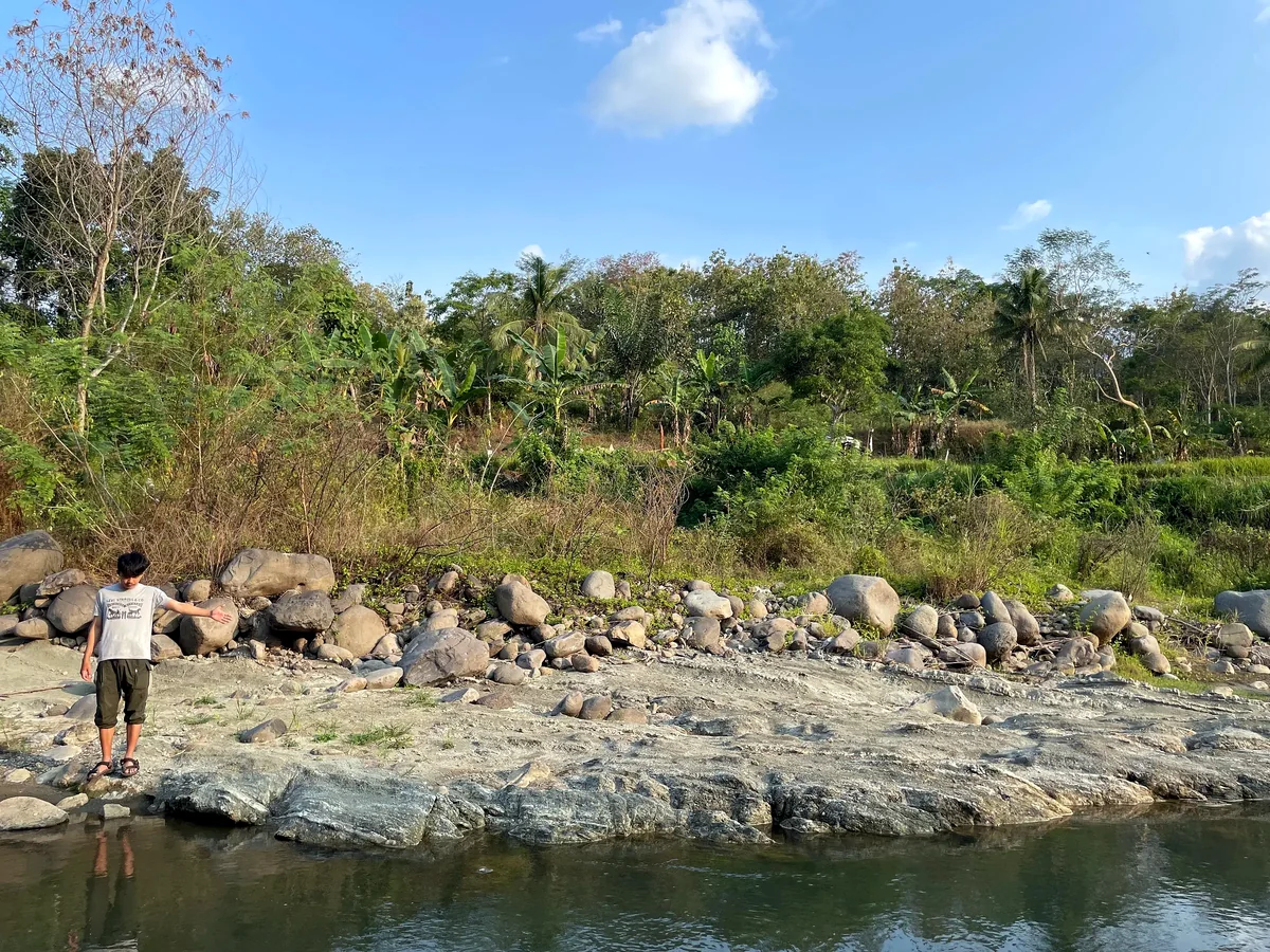 River-exposed sandstone–claystone interbeds