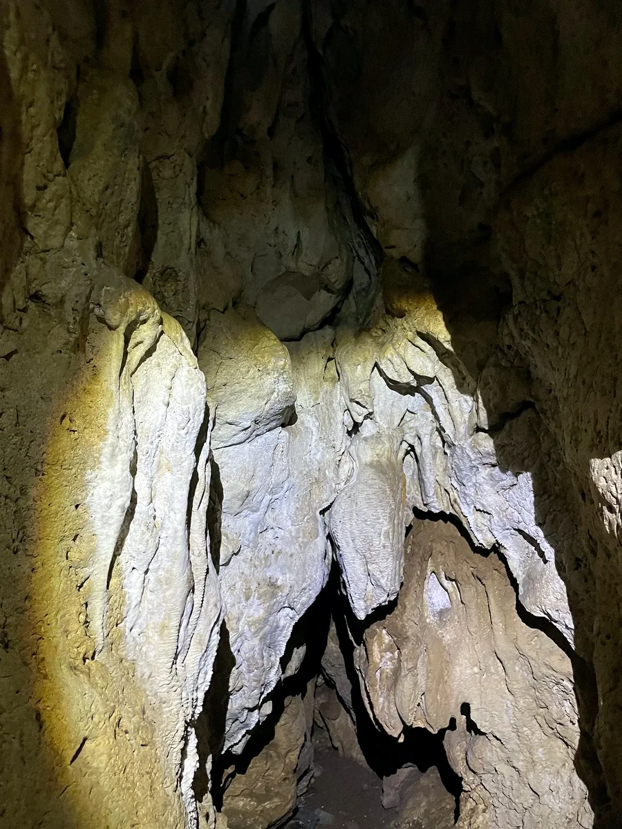 Pendant drapery and stalactitic forms