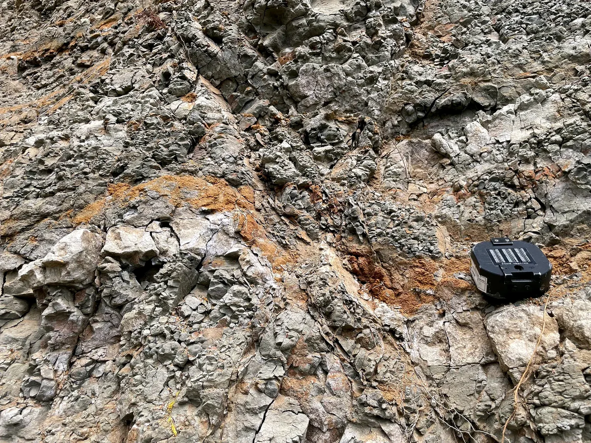 Folded and fractured thin beds