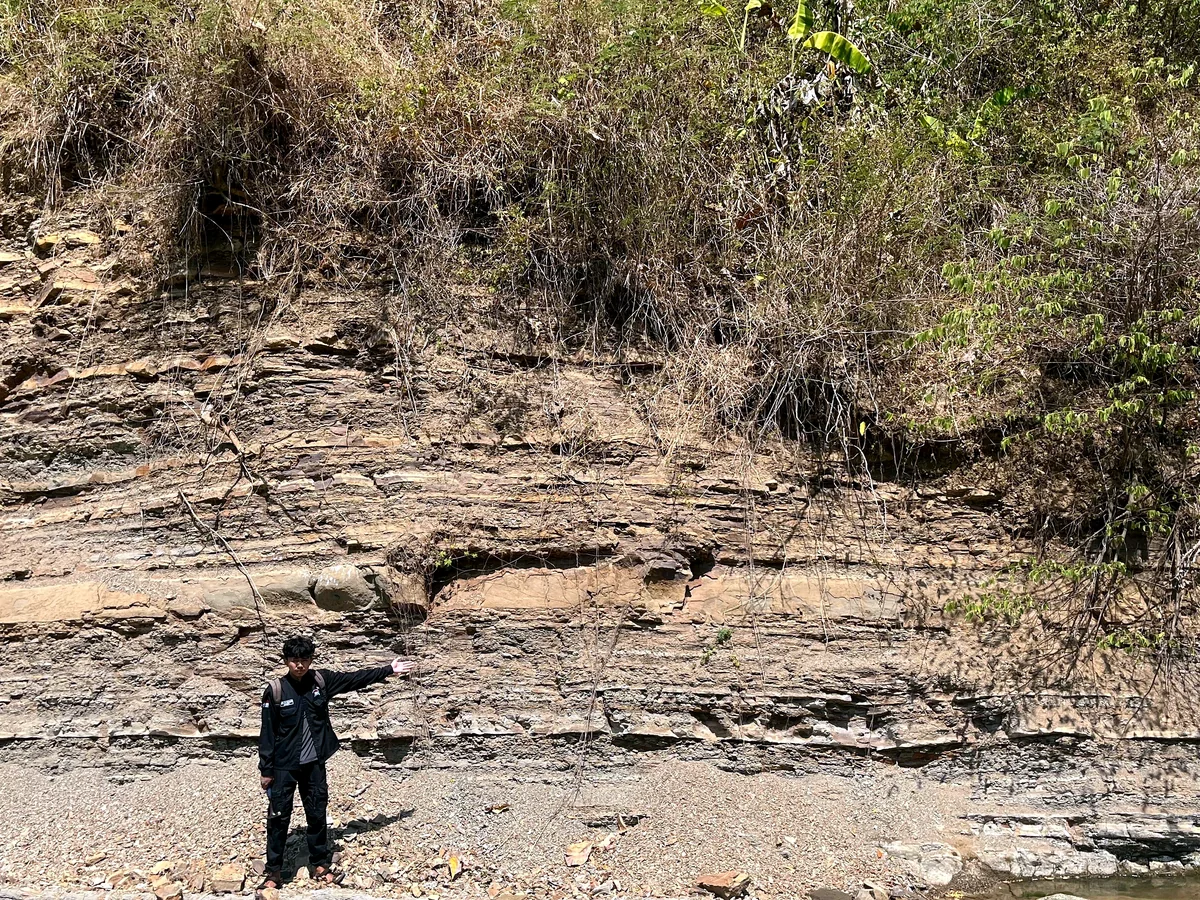 Continuous sandstone–claystone bedding at river scale
