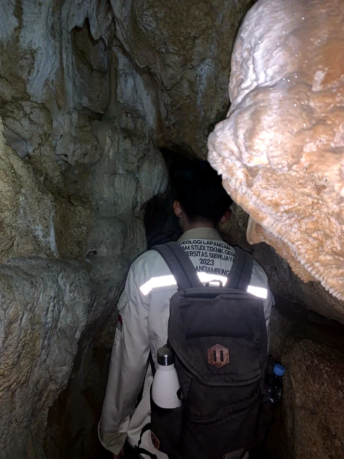 Narrow Cave Passage — Solutional Wall Morphology and Conduit Restriction