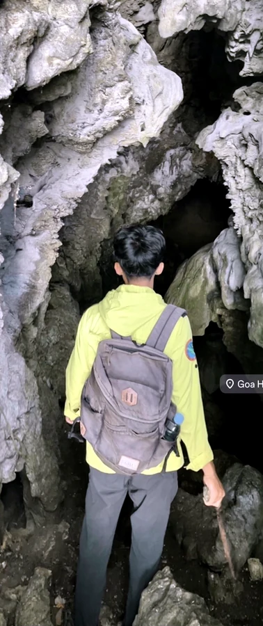 Cave Entrance — Stacked Voids, Irregular Pockets and Passage Connectivity